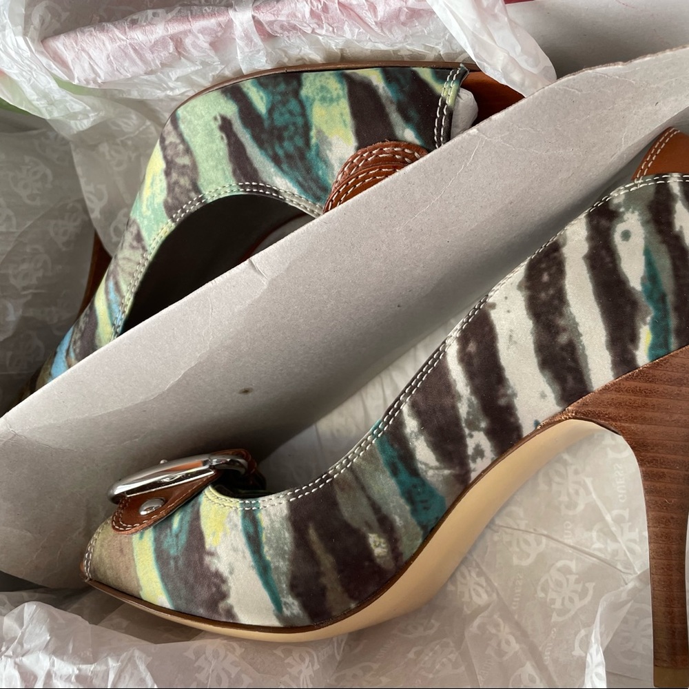 Guess Leather Camouflage Sandle pumps